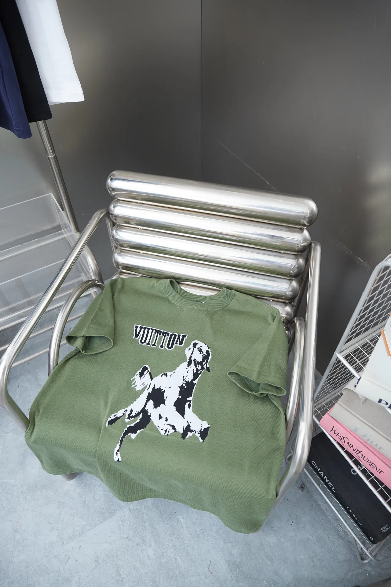 🅿️200 LV Louis 25ss new short-sleeved crew neck shirt is made of high-quality cotton, with contrasting intarsia depicting a smart hound pattern. The brand logo is decorated on the front and back, injecting new ideas into daily wear for dog lovers! Same style for men and women Size: S.M.L.XL